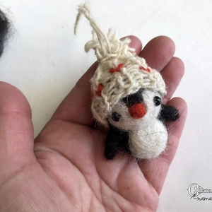 Tűnemezelt aranyos pingvin kötött sapkában  - játék & sport - plüssállat & játékfigura - pingvin - Meska.hu