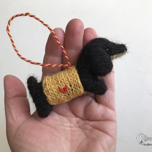 Tűnemezelt fekete tacskó szívecskés kötött ruhában, Játék & Sport, Plüssállat & Játékfigura, Kutya, Nemezelés, Kötés, MESKA