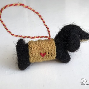 Tűnemezelt fekete tacskó szívecskés kötött ruhában - játék & sport - plüssállat & játékfigura - kutya - Meska.hu