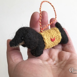 Tűnemezelt fekete tacskó szívecskés kötött ruhában - játék & sport - plüssállat & játékfigura - kutya - Meska.hu