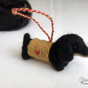 Tűnemezelt fekete tacskó szívecskés kötött ruhában - játék & sport - plüssállat & játékfigura - kutya - Meska.hu