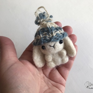 Tűnemezelt fehér nyuszi kötött sapkában - játék & sport - plüssállat & játékfigura - nyuszi - Meska.hu