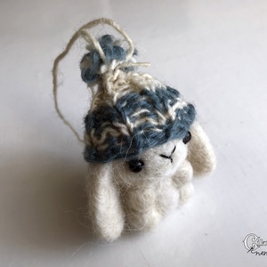 Tűnemezelt fehér nyuszi kötött sapkában - játék & sport - plüssállat & játékfigura - nyuszi - Meska.hu