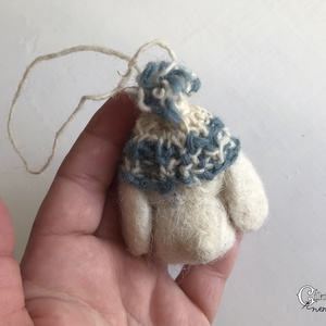 Tűnemezelt fehér nyuszi kötött sapkában - játék & sport - plüssállat & játékfigura - nyuszi - Meska.hu