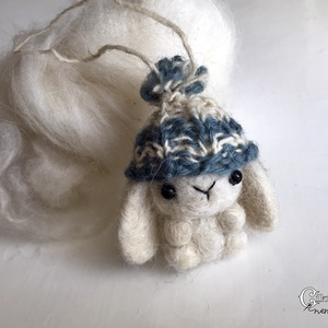 Tűnemezelt fehér nyuszi kötött sapkában - Meska.hu