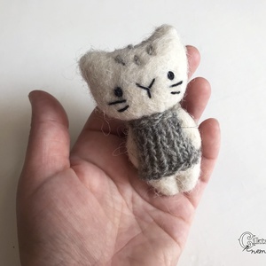 Aranyos nemez cica kötött ruhában - játék & sport - plüssállat & játékfigura - cica - Meska.hu