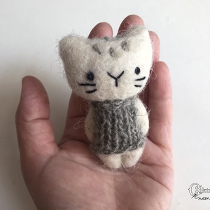 Aranyos nemez cica kötött ruhában - játék & sport - plüssállat & játékfigura - cica - Meska.hu