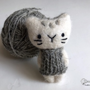 Aranyos nemez cica kötött ruhában, Játék & Sport, Plüssállat & Játékfigura, Cica, Nemezelés, Kötés, MESKA