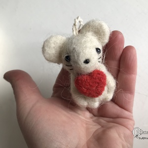 Tűnemezelt fehér kisegér piros szívvel - játék & sport - plüssállat & játékfigura - egér - Meska.hu