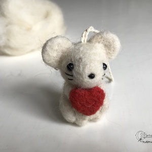 Tűnemezelt fehér kisegér piros szívvel - Meska.hu