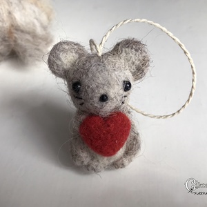 Tűnemez szürke kisegér szívvel, aranyos Valentin-napi ajándék - játék & sport - plüssállat & játékfigura - egér - Meska.hu
