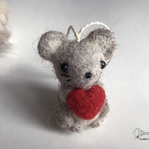 Tűnemez szürke kisegér szívvel, aranyos Valentin-napi ajándék - Meska.hu