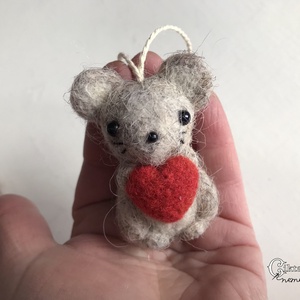 Tűnemez szürke kisegér szívvel, aranyos Valentin-napi ajándék - játék & sport - plüssállat & játékfigura - egér - Meska.hu