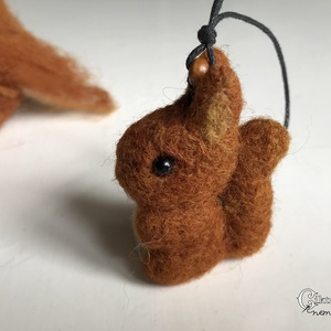 Tűnemezelt aranyos mókus figura - karácsony - karácsonyi lakásdekoráció - karácsonyfadíszek - Meska.hu