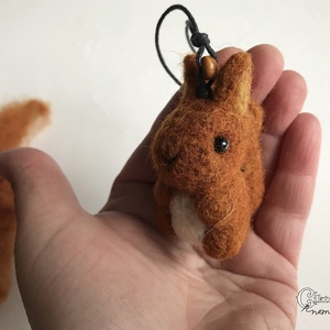 Tűnemezelt aranyos mókus figura - karácsony - karácsonyi lakásdekoráció - karácsonyfadíszek - Meska.hu