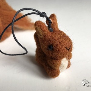 Tűnemezelt aranyos mókus figura - karácsony - karácsonyi lakásdekoráció - karácsonyfadíszek - Meska.hu