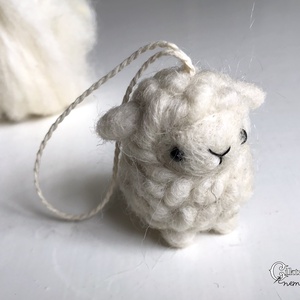 Tűnemezelt bárány cikta gyapjúból, aranyos húsvéti dekoráció - Meska.hu