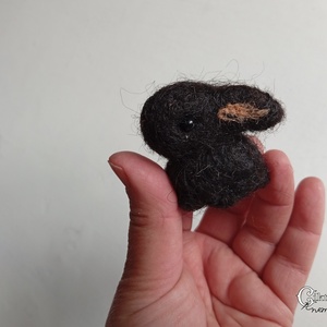 Tűnemezelt fekete nyuszi - aranyos húsvéti dísz - játék & sport - plüssállat & játékfigura - nyuszi - Meska.hu