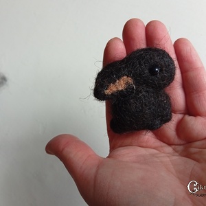 Tűnemezelt fekete nyuszi - aranyos húsvéti dísz - játék & sport - plüssállat & játékfigura - nyuszi - Meska.hu