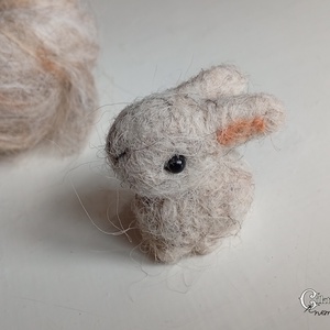 Tűnemezelt szürke nyuszi - aranyos húsvéti dísz, Játék & Sport, Plüssállat & Játékfigura, Nyuszi, Nemezelés, MESKA