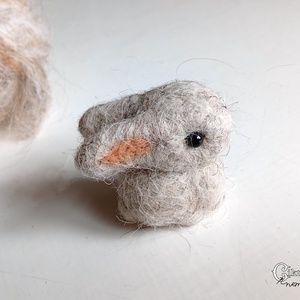 Tűnemezelt szürke nyuszi - aranyos húsvéti dísz - játék & sport - plüssállat & játékfigura - nyuszi - Meska.hu