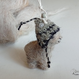 Tűnemezelt szürke alpaka horgolt sapkában, Játék & Sport, Plüssállat & Játékfigura, Láma, Nemezelés, Horgolás, MESKA