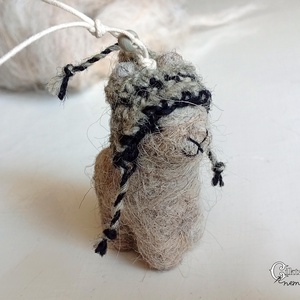 Tűnemezelt szürke alpaka horgolt sapkában - játék & sport - plüssállat & játékfigura - láma - Meska.hu