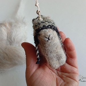 Tűnemezelt szürke alpaka horgolt sapkában - játék & sport - plüssállat & játékfigura - láma - Meska.hu