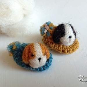 Tűnemezelt miniatűr kiskutya horgolt papucsban, Játék & Sport, Plüssállat & Játékfigura, Kutya, Nemezelés, Horgolás, MESKA