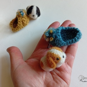Tűnemezelt miniatűr kiskutya horgolt papucsban - játék & sport - plüssállat & játékfigura - kutya - Meska.hu