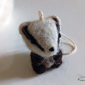 Tűnemez pici borz figura - Meska.hu