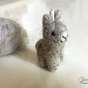 Tűnemezelt  szürke láma/alpaka figura - Meska.hu