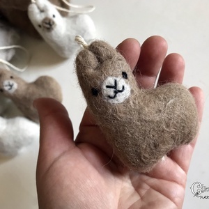 Aranyos nemez alpaka figura - 2 féle színű alpaka gyapjúból - játék & sport - plüssállat & játékfigura - láma - Meska.hu