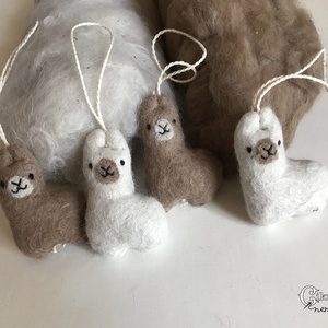 Aranyos nemez alpaka figura - 2 féle színű alpaka gyapjúból - Meska.hu