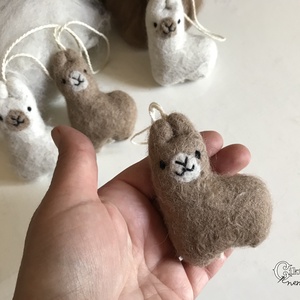 Aranyos nemez alpaka figura - 2 féle színű alpaka gyapjúból - játék & sport - plüssállat & játékfigura - láma - Meska.hu