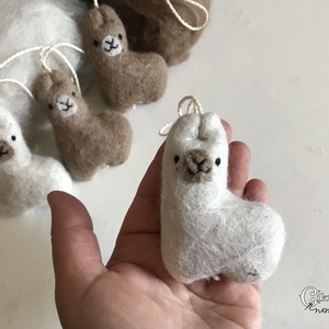 Aranyos nemez alpaka figura - 2 féle színű alpaka gyapjúból - játék & sport - plüssállat & játékfigura - láma - Meska.hu
