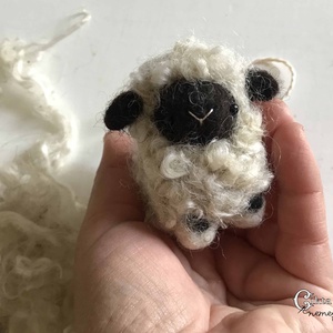Tűnemezelt bárány wallisi gyapjúból - miniatűr wallisi juh figura/dekoráció - otthon & életmód - dekoráció - dekoratív figurák és szobrok - Meska.hu