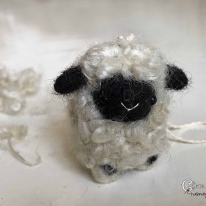 Tűnemezelt bárány wallisi gyapjúból - miniatűr wallisi juh figura/dekoráció - Meska.hu