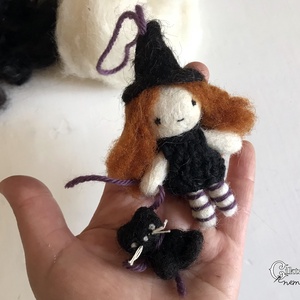 Nemezelt mini boszorkány baba fekete macskával - otthon & életmód - dekoráció - halloween - halloweeni figurák - Meska.hu