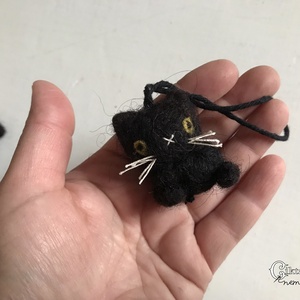 Miniatűr tűnemezelt fekete macska dobozban - aranyos Halloween dekoráció - otthon & életmód - dekoráció - halloween - halloweeni figurák - Meska.hu