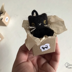 Miniatűr tűnemezelt fekete macska dobozban - aranyos Halloween dekoráció - Meska.hu