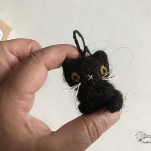 Miniatűr tűnemezelt fekete macska dobozban - aranyos Halloween dekoráció - otthon & életmód - dekoráció - halloween - halloweeni figurák - Meska.hu