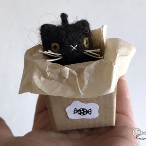 Miniatűr tűnemezelt fekete macska dobozban - aranyos Halloween dekoráció - otthon & életmód - dekoráció - halloween - halloweeni figurák - Meska.hu