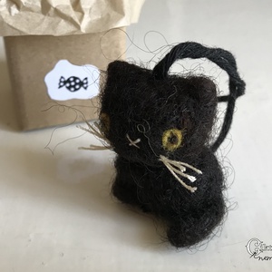 Miniatűr tűnemezelt fekete macska dobozban - aranyos Halloween dekoráció - otthon & életmód - dekoráció - halloween - halloweeni figurák - Meska.hu