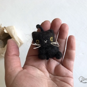 Miniatűr tűnemezelt fekete macska dobozban - aranyos Halloween dekoráció - otthon & életmód - dekoráció - halloween - halloweeni figurák - Meska.hu