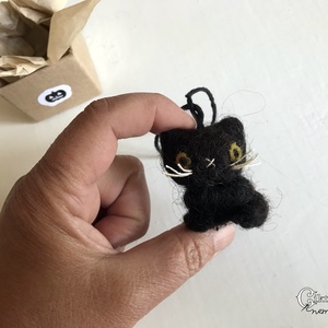 Miniatűr tűnemezelt fekete macska dobozban - aranyos Halloween dekoráció - otthon & életmód - dekoráció - halloween - halloweeni figurák - Meska.hu