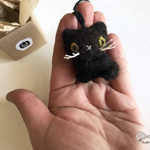 Miniatűr tűnemezelt fekete macska dobozban - aranyos Halloween dekoráció - otthon & életmód - dekoráció - halloween - halloweeni figurák - Meska.hu