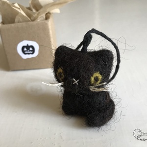Miniatűr tűnemezelt fekete macska dobozban - aranyos Halloween dekoráció - otthon & életmód - dekoráció - halloween - halloweeni figurák - Meska.hu