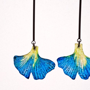 Ginkgo fülbevaló - fenntartható ékszer, Ékszer, Fülbevaló, Lógó fülbevaló, Újrahasznosított alapanyagból készült termékek, Ékszerkészítés, Pillesúlyú, áttetsző fülbevaló texturált mintázattal, festve és szándékosan egyenetlen felületűre m..., MESKA
