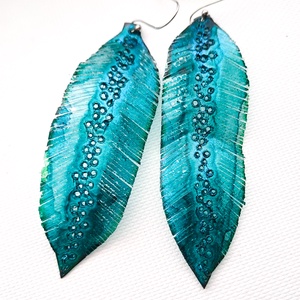 Tollafülbe fülbevaló, madártoll - fenntartható ékszer - ékszer - fülbevaló - lógó fülbevaló - Meska.hu